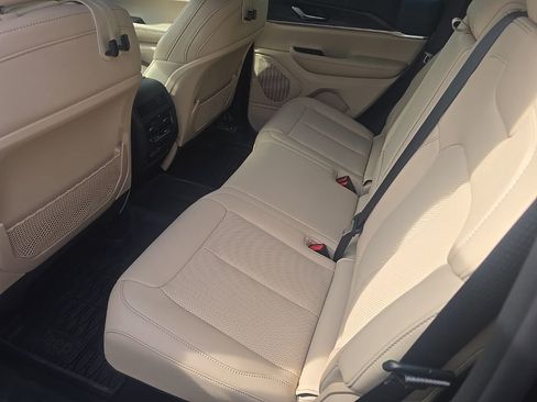 Used 2024 Jeep Grand Cherokee Limited w/ Luxury Tech Group II image 11