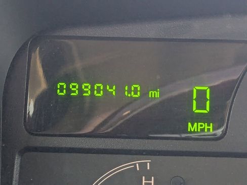 Used 2005 Lincoln Town Car Signature Limited image 26