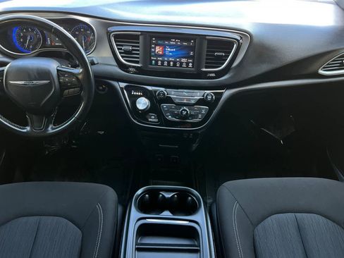 Used 2020 Chrysler Pacifica Touring w/ S Appearance Package FWD image 4
