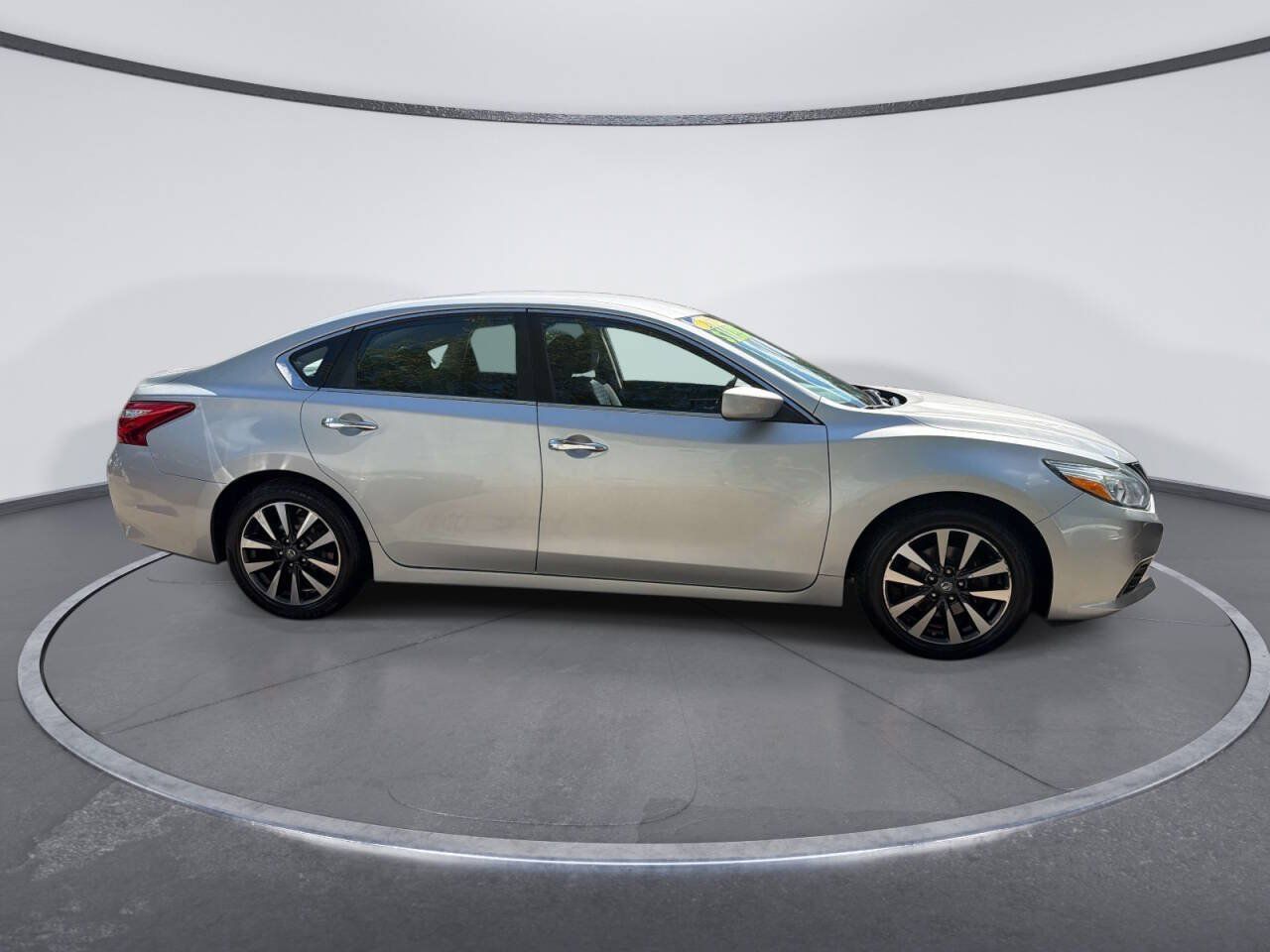 Used 2017 Nissan Altima 2.5 SV FWD image 4