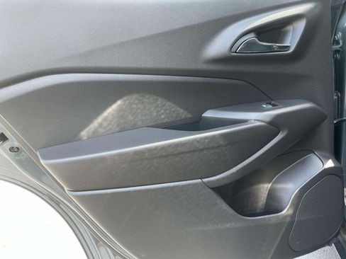 Used 2025 Chevrolet Trax LT FWD image 13