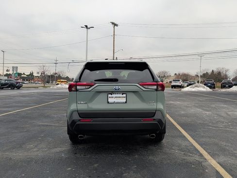 Used 2022 Toyota RAV4 XLE Premium image 5