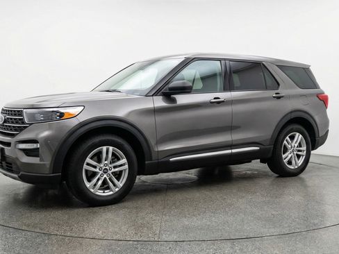 Used 2024 Ford Explorer XLT w/ Equipment Group 202A image 3