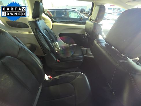 Used 2023 Chrysler Pacifica Touring-L image 6