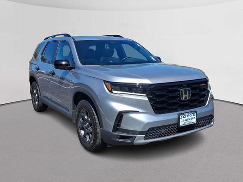 Certified 2024 Honda Pilot TrailSport image 2
