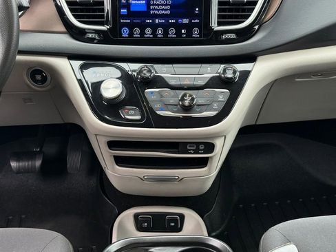 Used 2017 Chrysler Pacifica Touring Plus w/ Tire & Wheel Group image 15