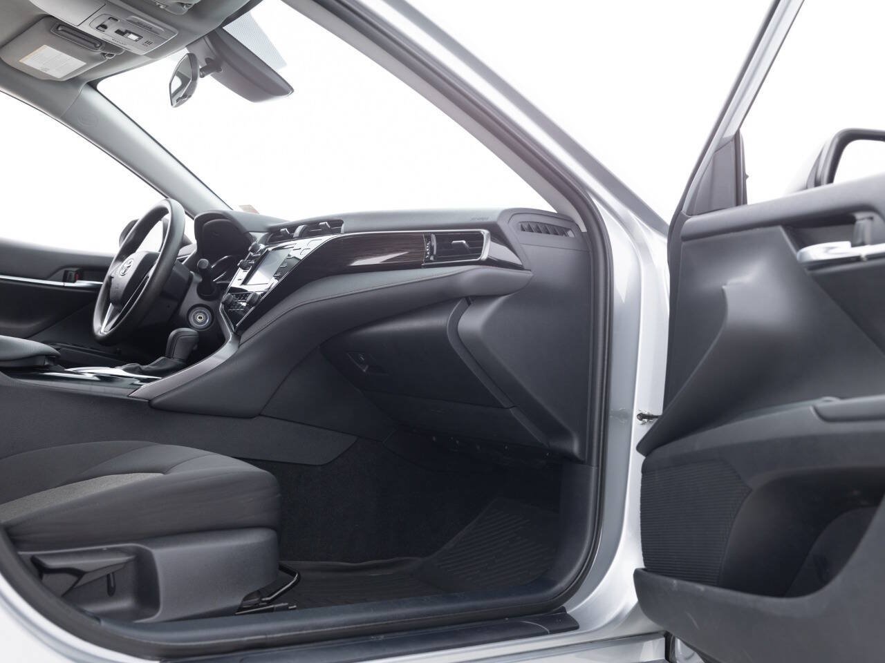 Used 2020 Toyota Camry LE FWD image 28