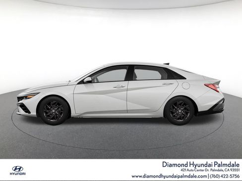 Used 2024 Hyundai Elantra SEL FWD image 3