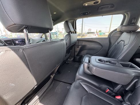 Used 2019 Chrysler Pacifica Touring-L w/ S Appearance Package FWD image 26