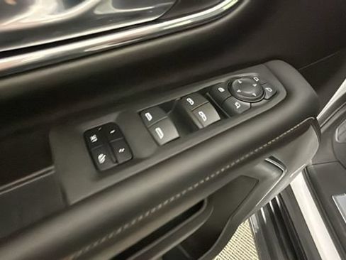 Used 2023 GMC Yukon SLT w/ SLT Luxury Package AWD/4WD image 10