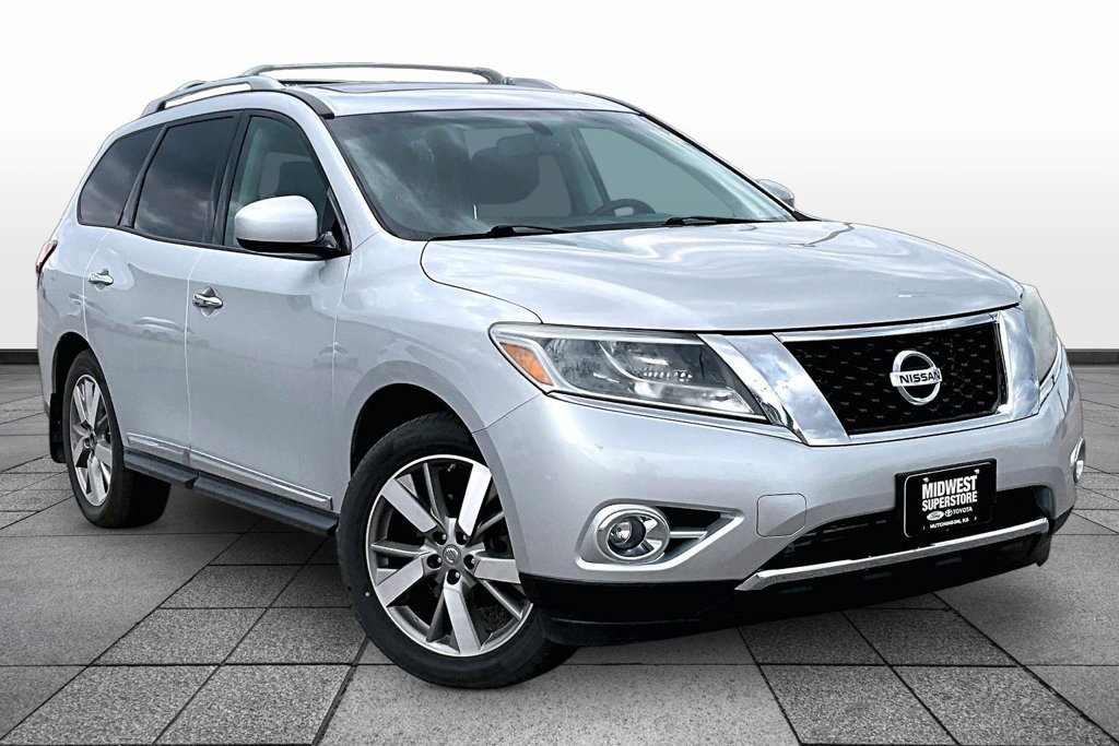 Used 2015 Nissan Pathfinder Platinum FWD image 2