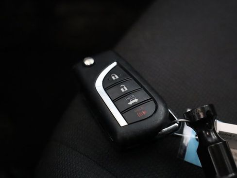 Used 2021 Toyota Corolla LE image 22