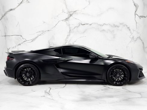 Used 2025 Chevrolet Corvette Z06 w/ Stealth Interior Trim Package RWD image 12