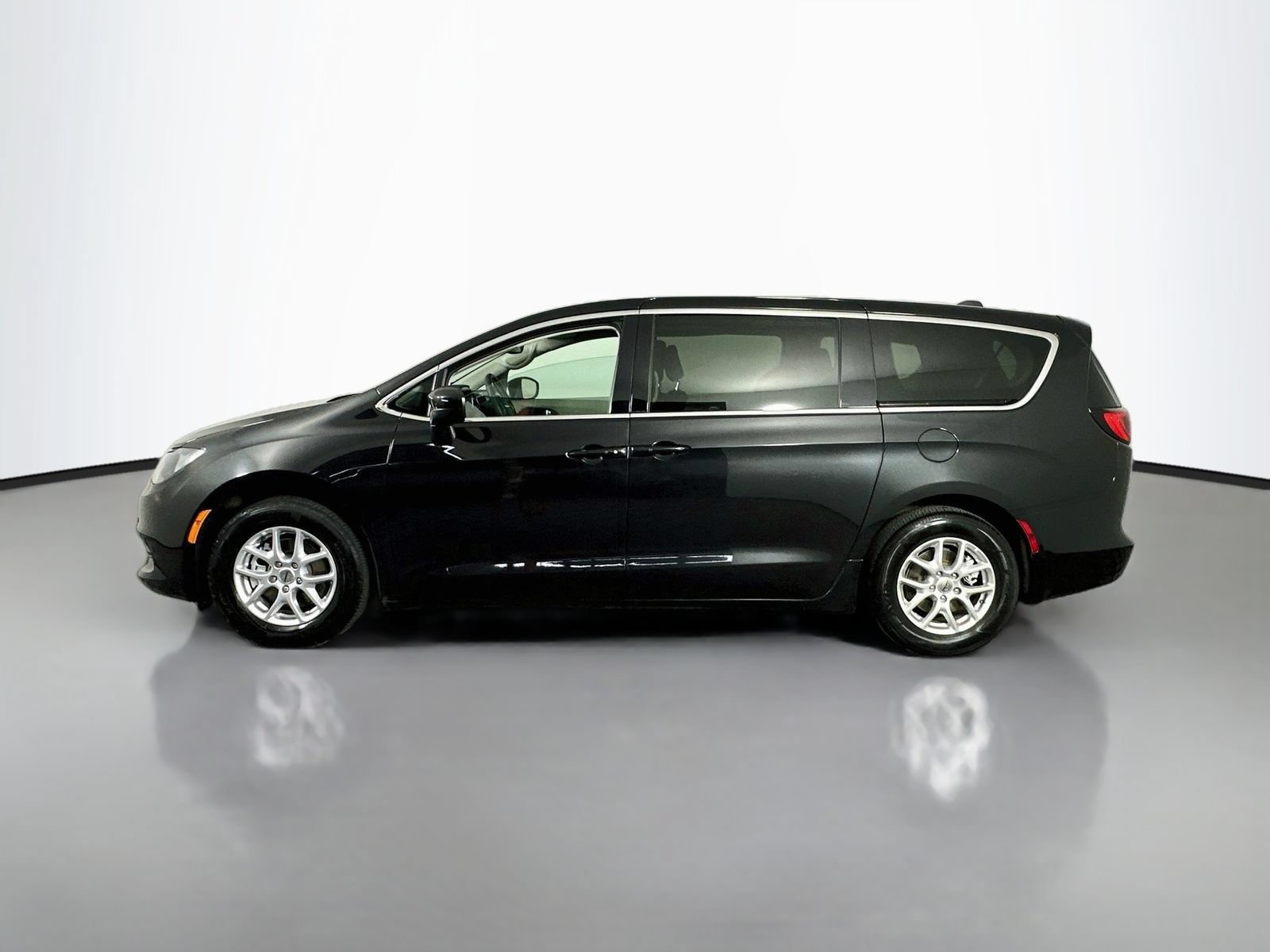 Used 2023 Chrysler Voyager LX FWD image 5