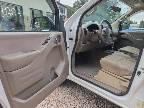 Used 2015 Nissan Frontier SV AWD/4WD image 12