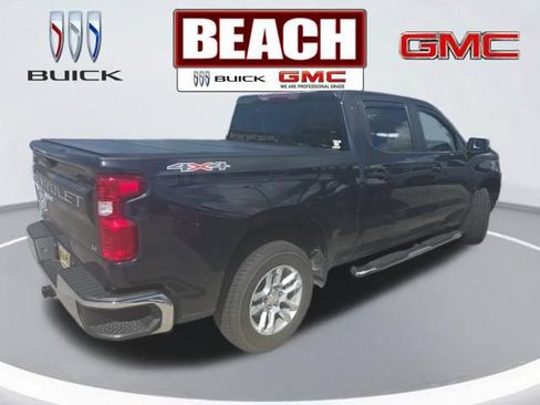 Used 2022 Chevrolet Silverado 1500 LT AWD/4WD image 3
