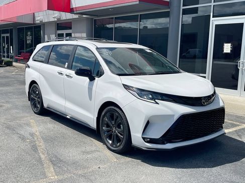 Used 2026 Toyota Sienna XSE FWD image 2