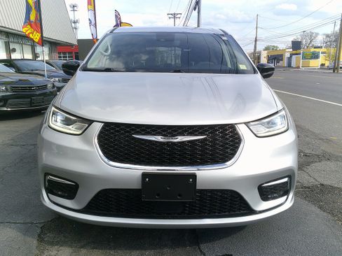 Used 2024 Chrysler Pacifica Touring-L FWD image 8