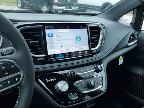 New 2026 Chrysler Pacifica Select image 24