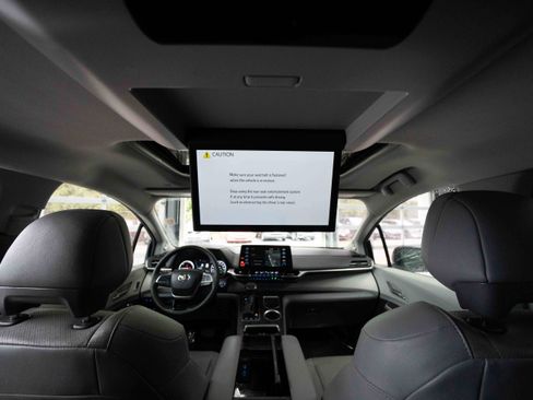 Used 2023 Toyota Sienna Limited image 23