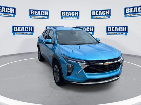 Used 2025 Chevrolet Trax LT FWD image 3