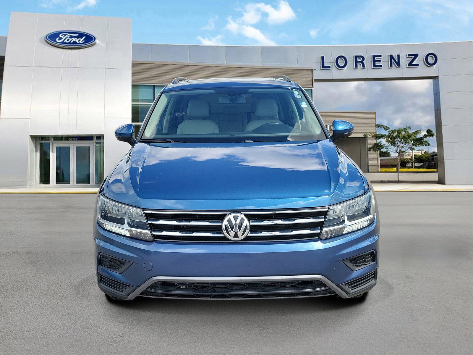 Used 2020 Volkswagen Tiguan SE w/ Panoramic Sunroof Package FWD image 2