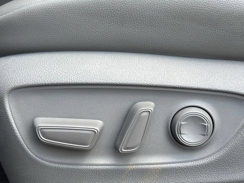 Used 2020 Toyota Highlander XLE FWD image 9