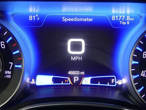 Used 2023 Chrysler 300 Touring w/ Sport Appearance Package RWD image 32