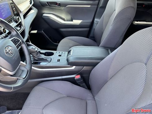 Used 2025 Toyota Highlander LE FWD image 20