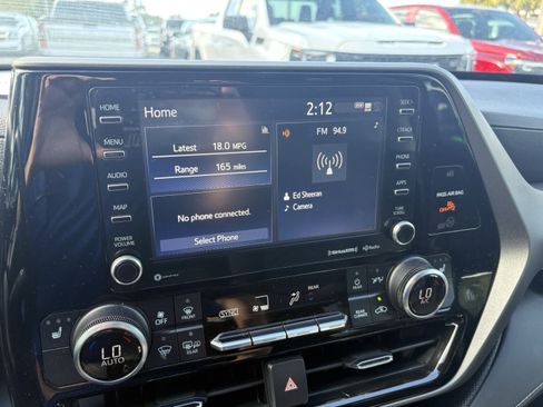 Used 2022 Toyota Highlander XLE image 12