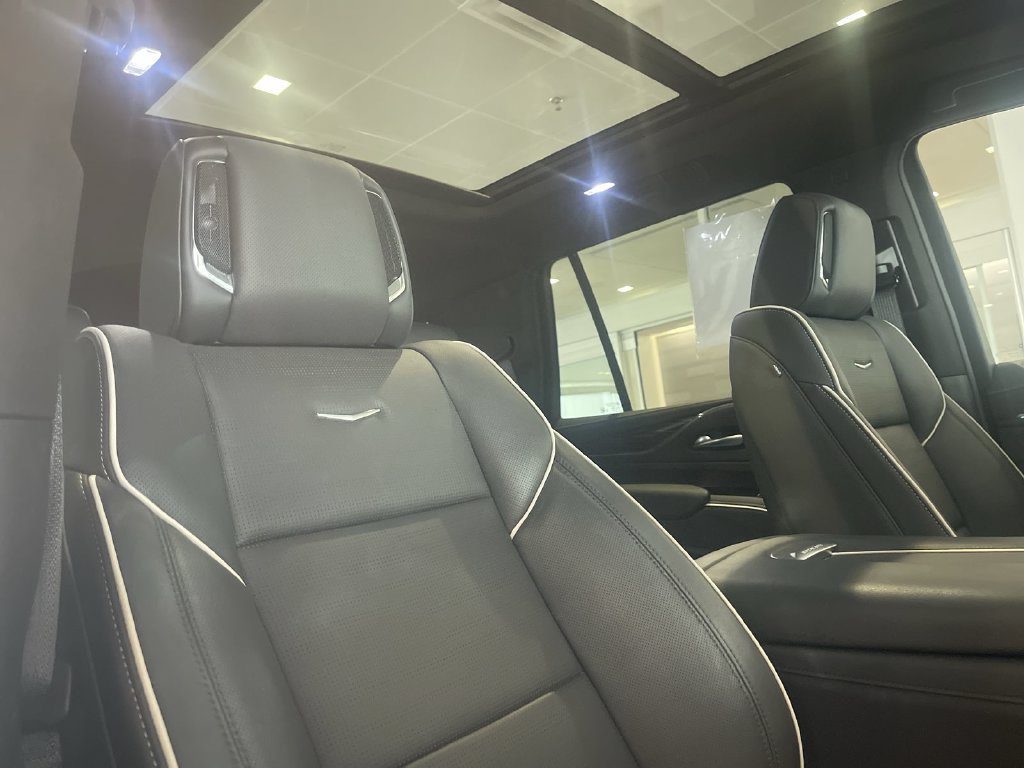 Used 2024 Cadillac Escalade Premium Luxury AWD/4WD image 33