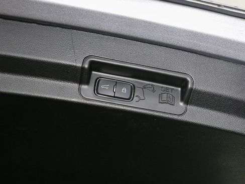 Used 2022 Ford Explorer XLT image 12