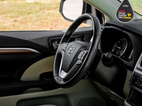 Used 2019 Toyota Highlander Limited FWD image 17