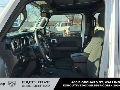 Used 2022 Jeep Wrangler Unlimited Sahara w/ Cold Weather Group AWD/4WD image 9