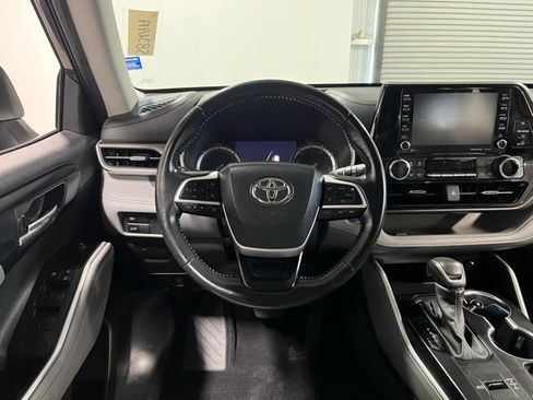 Used 2022 Toyota Highlander XLE image 21