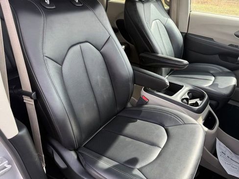 Used 2024 Chrysler Pacifica Touring-L image 12