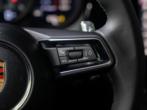 Used 2025 Porsche Macan Base image 8