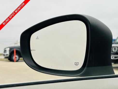 Used 2023 Chrysler Pacifica Touring-L image 9