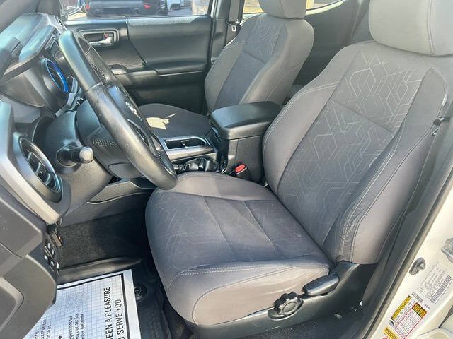 Used 2017 Toyota Tacoma TRD Sport AWD/4WD image 14
