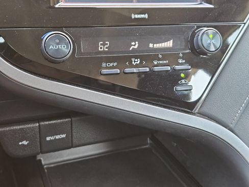 Used 2020 Toyota Camry SE w/ Convenience Package FWD image 17