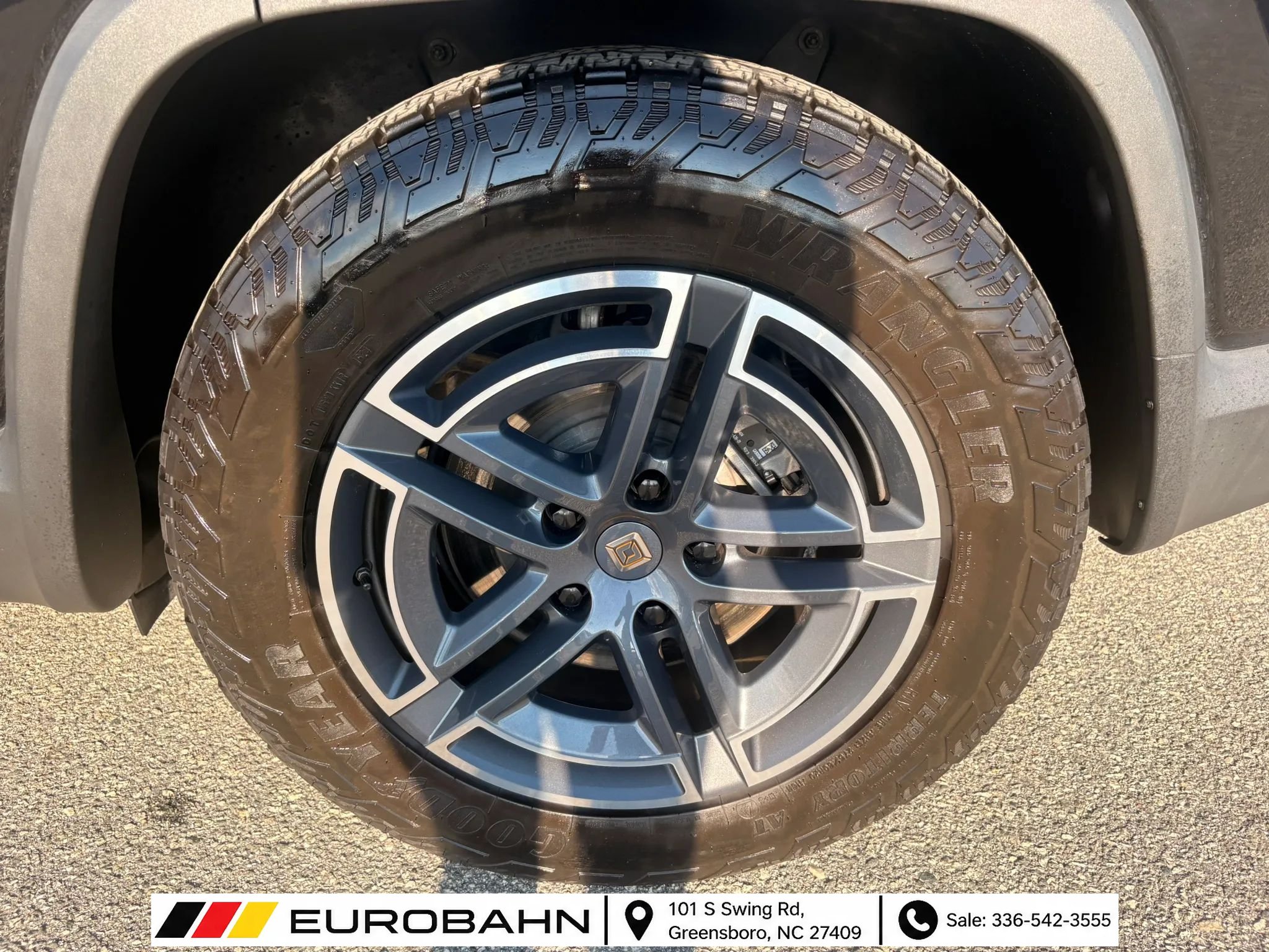 Used 2025 Rivian R1S Adventure Dual AWD/4WD image 29