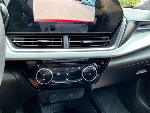 Used 2025 Chevrolet Trax LT FWD image 20