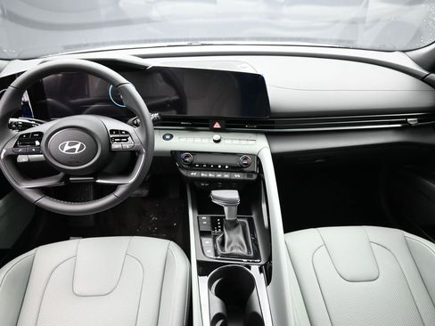 Used 2025 Hyundai Elantra Limited FWD image 24