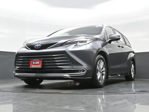 Used 2025 Toyota Sienna Limited AWD/4WD image 30