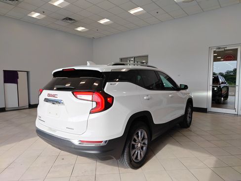 Used 2024 GMC Terrain SLT AWD/4WD image 3