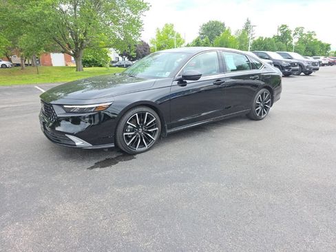 Used 2024 Honda Accord Touring image 3