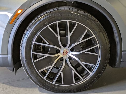 New 2026 Porsche Macan 4 Electric AWD/4WD image 17
