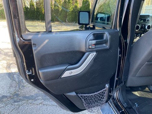 Used 2015 Jeep Wrangler Unlimited Sahara w/ Connectivity Group image 17