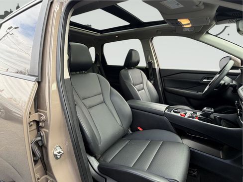 Used 2024 Nissan Rogue SV w/ SV Premium Package image 31