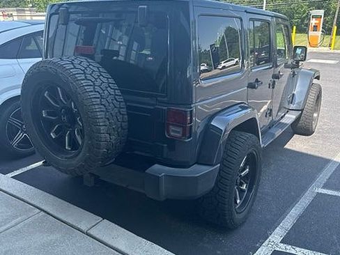 Used 2017 Jeep Wrangler Unlimited Sahara AWD/4WD image 4